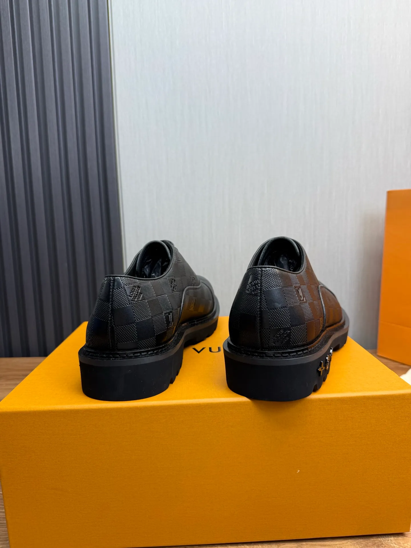 Men's shoes 💰900💰 LV. Men's casual lace-up leather shoes, the latest hot style 🔥 1:1 original purchase quality, top quality goods ⬆️The upper is imported open-edge beaded cowhide, cowhide, and cow suede. The hand-made three-dimensional stitching highlights the round toe design. The inner foot pads are all imported cowhide, with the original wear-resistant foam outsole, matching code 39-44, (38, 45 custom-made, non-refundable)